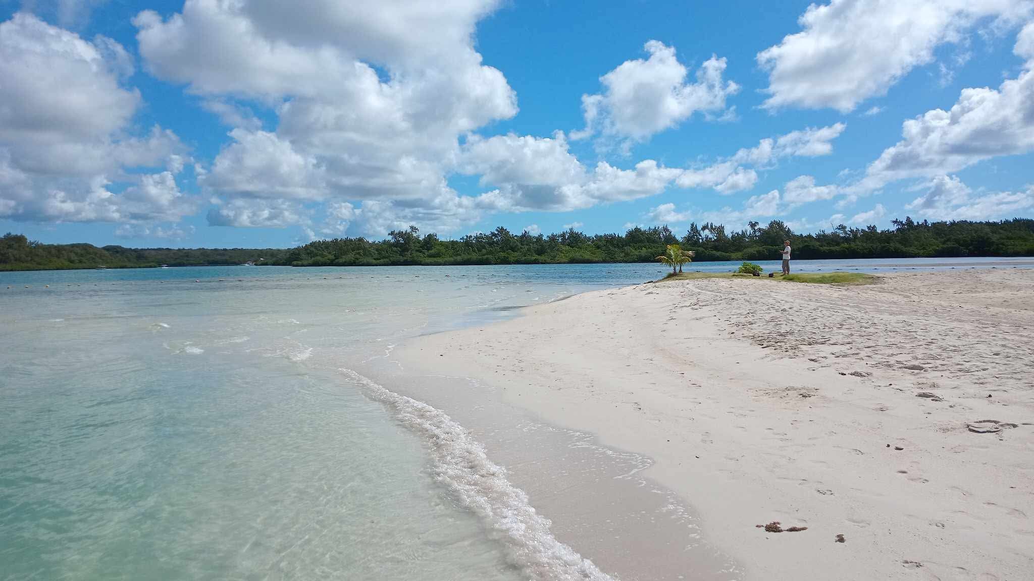 Île aux Cerfs white sand beach and turquoise lagoon